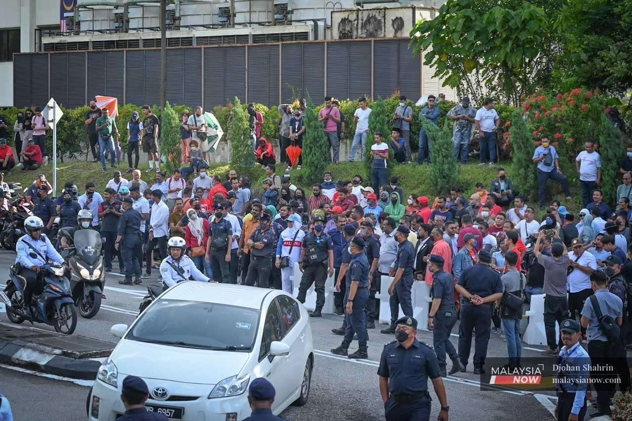 Pakatan Harapan supporters wait outside Istana Negara as the audience commences. 
