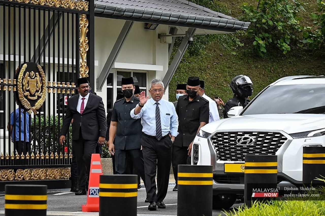 Yang di-Pertuan Agong Sultan Abdullah Sultan Ahmad Shah dilihat di luar Istana Negara di Kuala Lumpur pada 20 November, ketika sesi mengadap dimulakan antara pemimpin parti politik bagi menentukan ahli Parlimen yang mempunyai majoriti sokongan untuk dilantik sebagai perdana menteri.