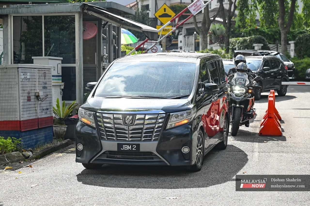 Perikatan Nasional chairman Muhyiddin Yassin, too, leaves his house compound in Bukit Damansara to attend the audience with the king. 
