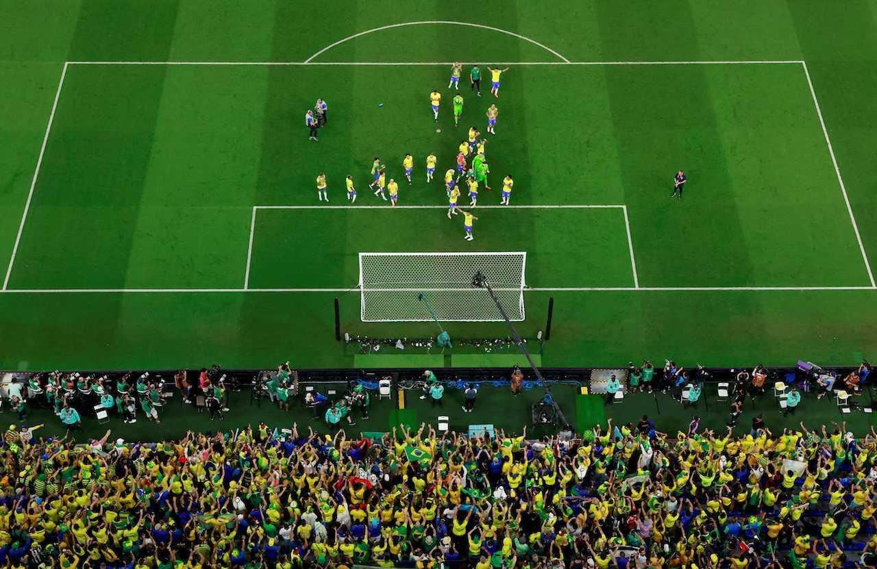 Brazil players celebrate with fans after the match with Switzerland at Stadium 974, Doha, Qatar, Nov 28. Photo: Reuters
