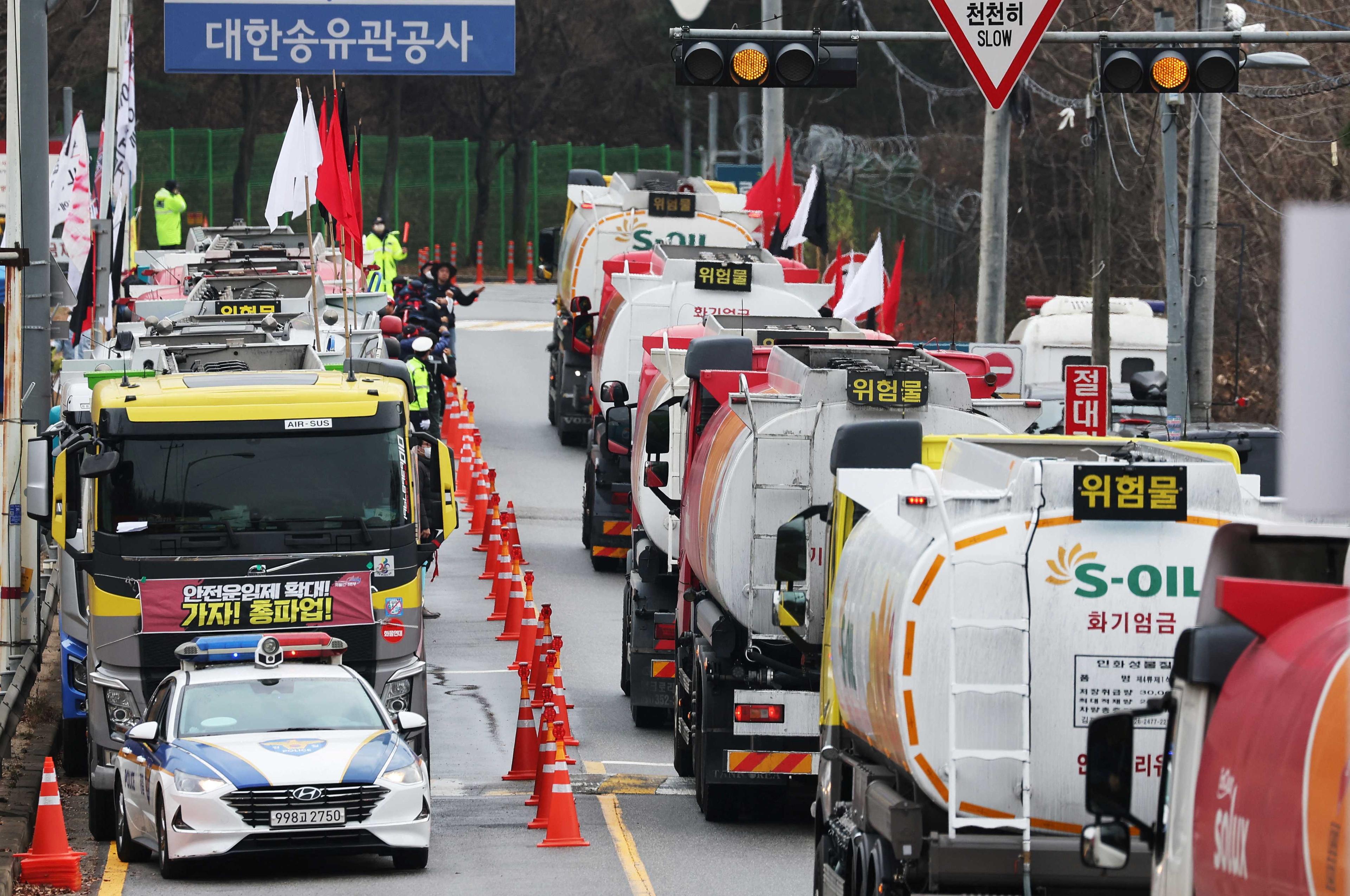 Tankers drive past other tankers taking part in a strike by a truckers' union in Sungnam, South Korea Nov 28. Photo: Reuters