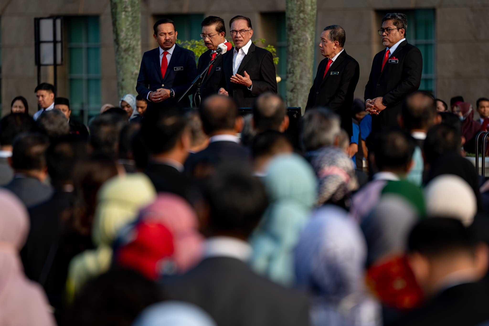 Perdana Menteri Anwar Ibrahim berucap bersama kakitan Jabatan Perdana Menteri di Perdana Putra di Putrajaya hari ini. Gambar: Facebook