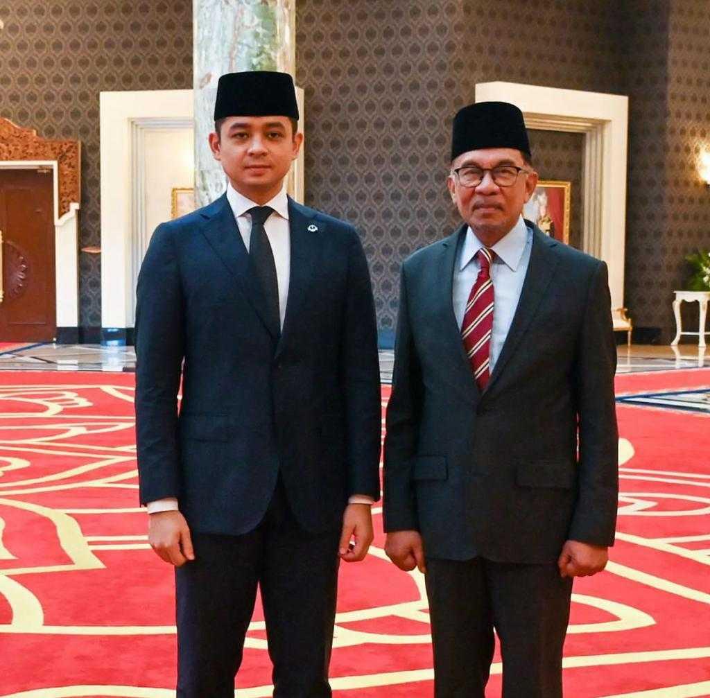 Pahang Regent Tengku Hassanal Ibrahim Sultan Abdullah with Prime Minister Anwar Ibrahim in this picture posted on social media. Photo: Instagram