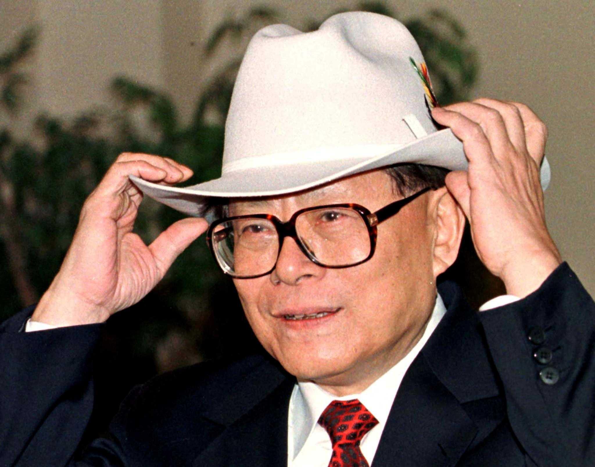 Former Chinese President Jiang Zemin tries on a new cowboy hat given to him by Calgary Mayor Al Duerr in Calgary, Canada, Nov 26, 1997. Photo: Reuters
