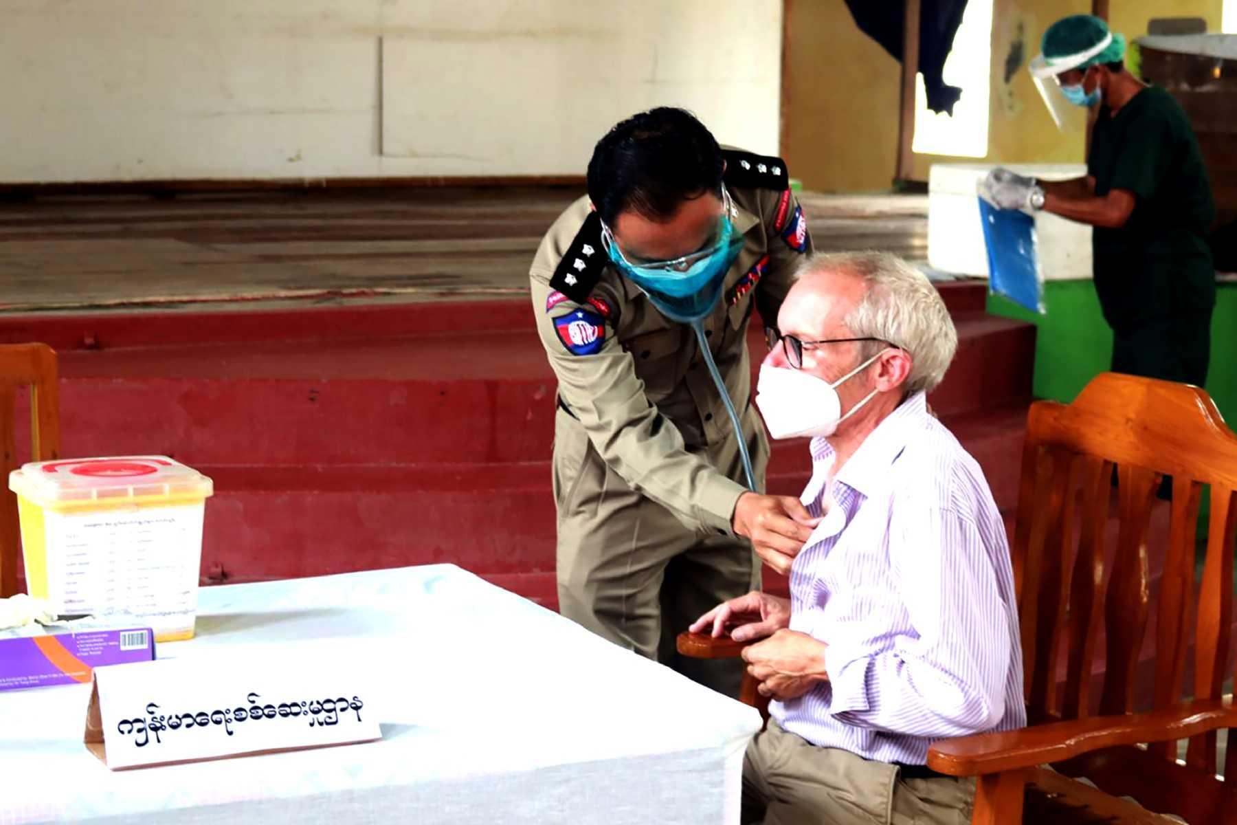 Seorang petugas kesihatan tentera Myanmar memeriksa seorang pesakit di Penjara Insein, Yangon, Myanmar. Gambar: AFP