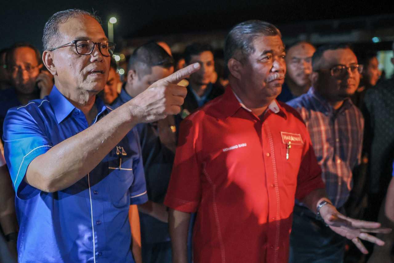 Pahang Menteri Besar Wan Rosdy Wan Ismail (left) with Amanah president Mohamad Sabu and Selangor Menteri Besar Amirudin Shari during a campaign event in Rompin yesterday. Photo: Bernama
