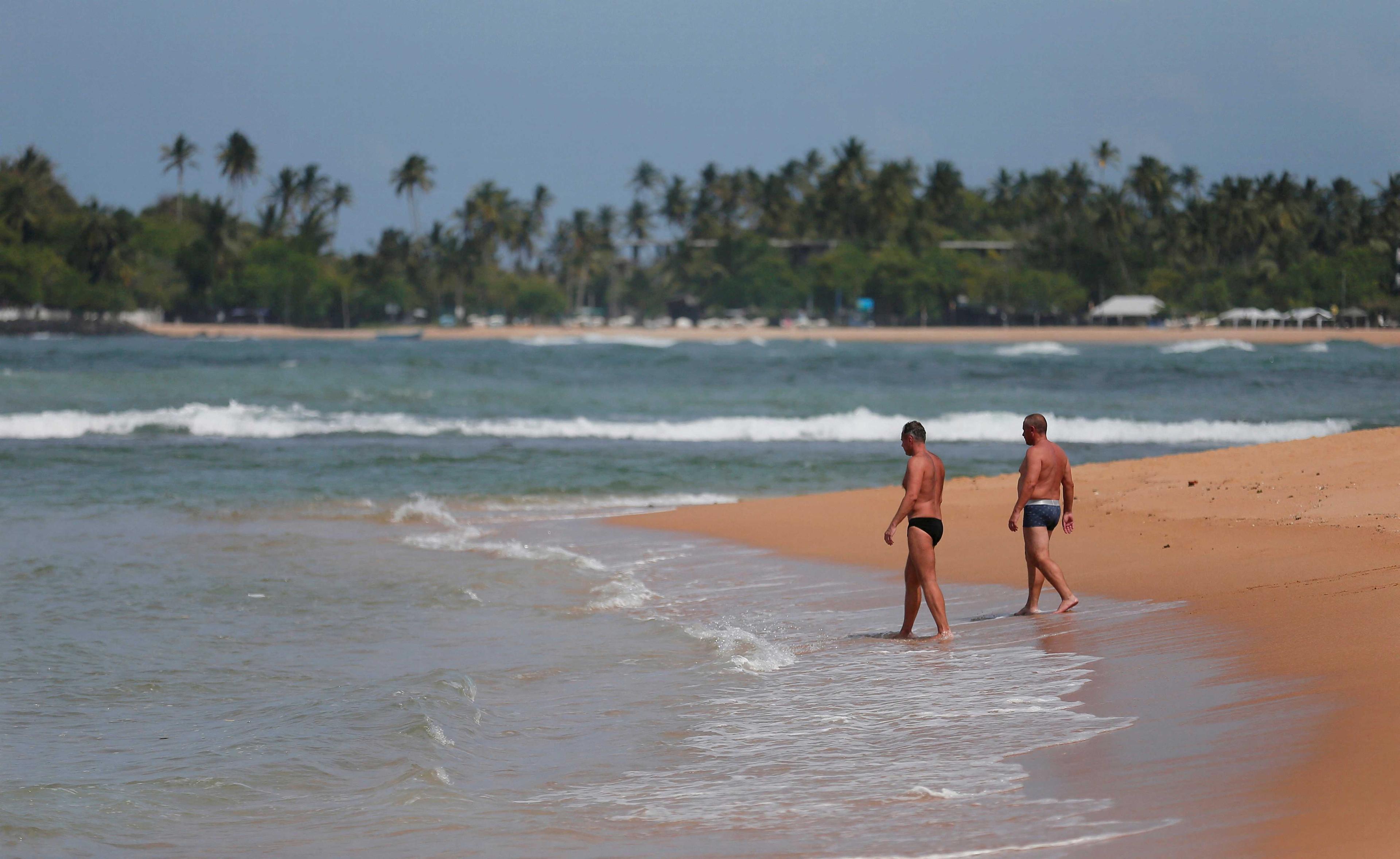 Tourists get into the water at Unawatuna beach in Galle, Sri Lanka July 4, 2019. Photo: Reuters
