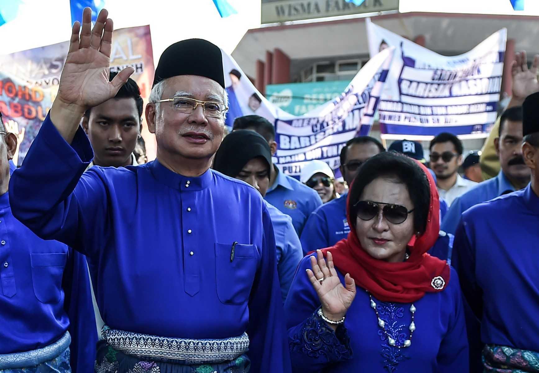 Bekas perdana menteri Najib Razak dan isteri Rosmah Mansor melambaikan tangan ketika pusat penamaan calon di Pekan pada pilihan raya umum 2018. Gambar: AFP