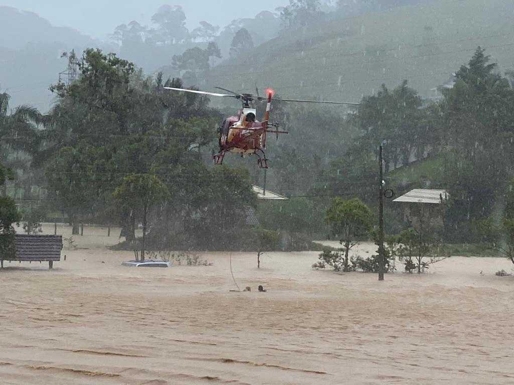 Firefighters work to rescue residents after heavy rain in Sao Pedro de Alcantara, in Santa Catarina state, Brazil, Dec 1. Photo: Reuters 