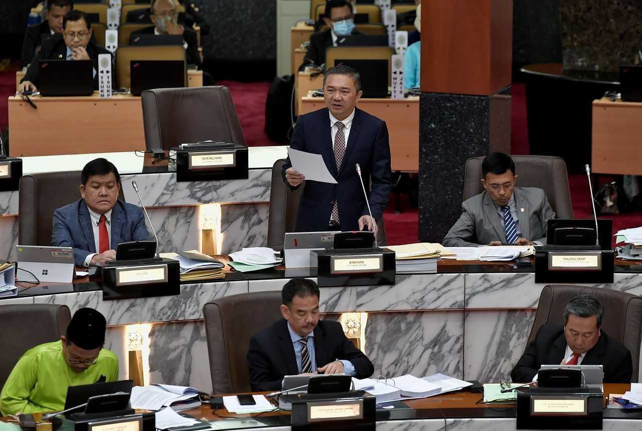 Pengerusi Jawatankuasa Kerajaan Tempatan, Pengangkutan Awam dan Pembangunan Kampung Baru Ng Sze Han (berdiri) berucap pada persidangan Dewan Undangan Negeri Selangor hari ini. Gambar: Bernama