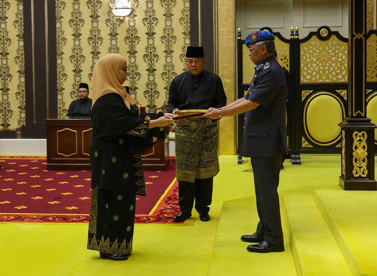 Yang di-Pertuan Agong Sultan Abdullah Sultan Ahmad Shah berkenan mengurniakan watikah pelantikan kepada Duta Besar Malaysia ke Jerman Adina Kamarudin sempena Istiadat Penerimaan Watikah Pelantikan dan Majlis Mengadap oleh Ketua-ketua Perwakilan Malaysia ke Luar Negara di Istana Negara hari ini. Gambar: Bernama