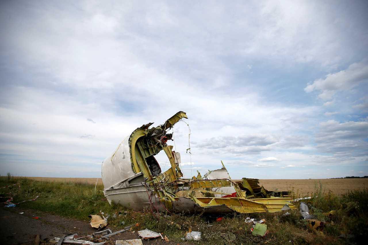 Sebahagian daripada bangkai pesawat Malaysia Airline MH17 yang ditembak jatuh berdekatan perkampungan Hrabove (Grabovo), di wilayah Donetsk, 21 Julai 2014. Gambar: Reuters