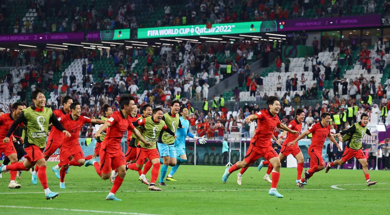 South Korea players celebrate after the match as South Korea qualify for the knockout stages at Education City Stadium in Al Rayyan, Qatar, Dec 2. Photo: Reuters
