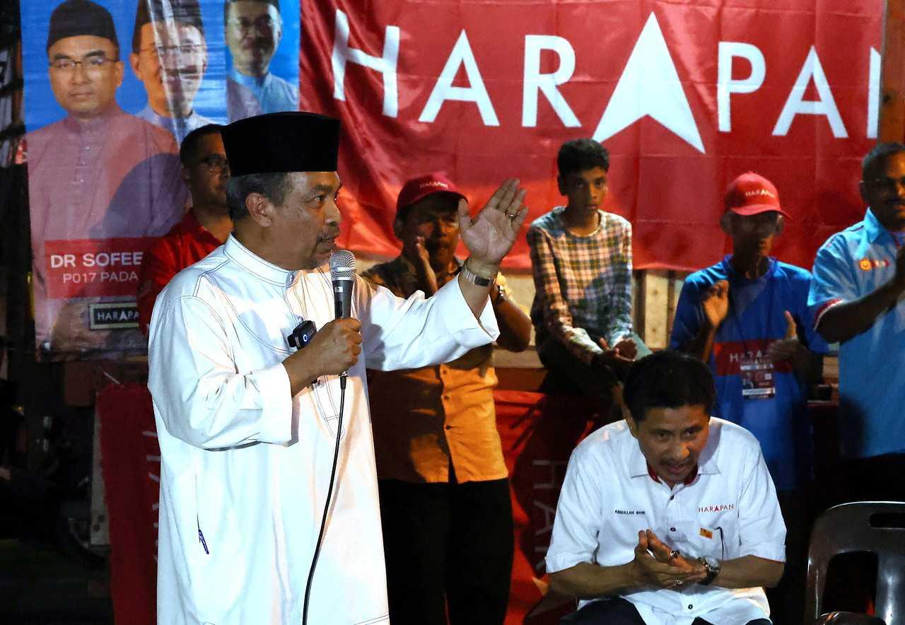 Kedah Barisan Nasional chairman Jamil Khir Baharom campaigns on behalf of Pakatan Harapan candidate Mohamad Sofee Razak ahead of the Padang Serai polls in Kulim yesterday. Photo: Bernama