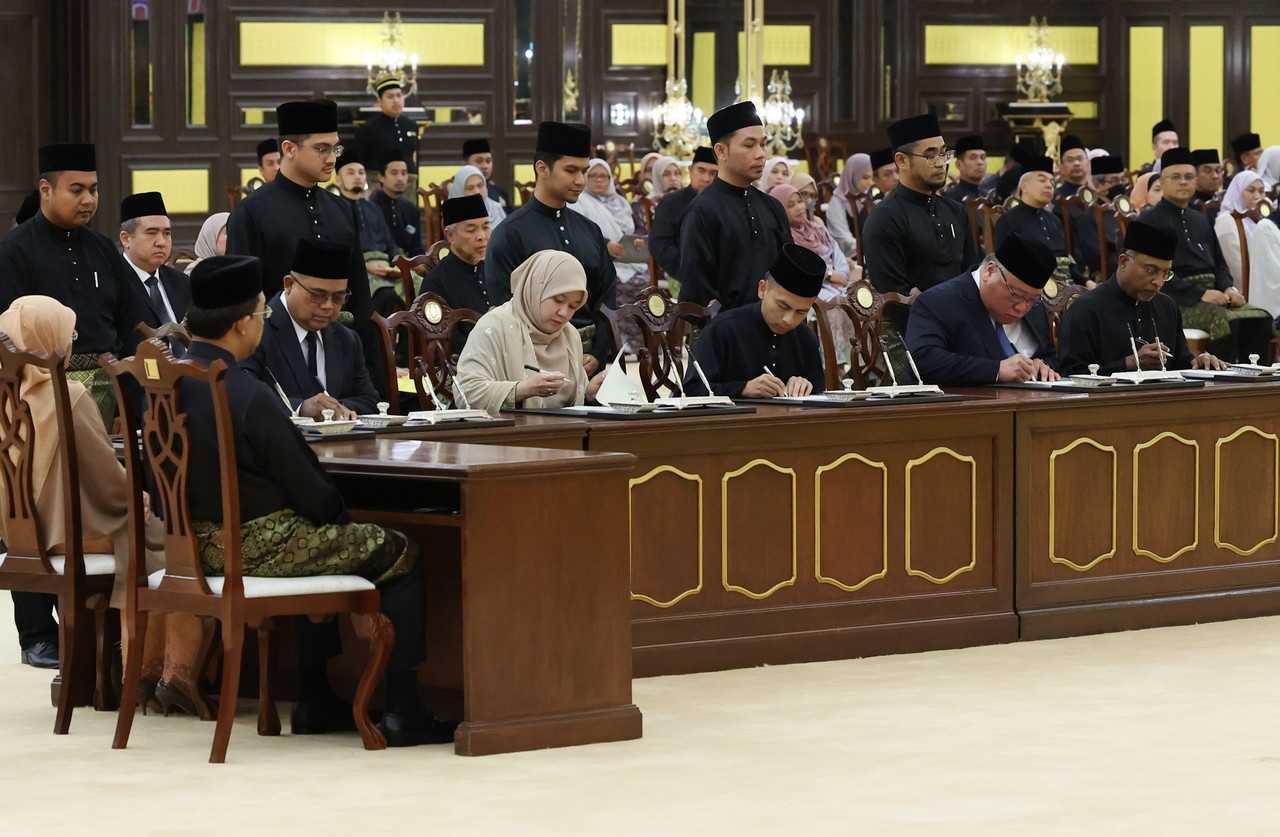 Members of Prime Minister Anwar Ibrahim's Cabinet sign their instruments of appointment after taking their oaths of office before Yang di-Pertuan Agong Sultan Abdullah Sultan Ahmad Shah at Istana Negara on Dec 3. Photo: Bernama

