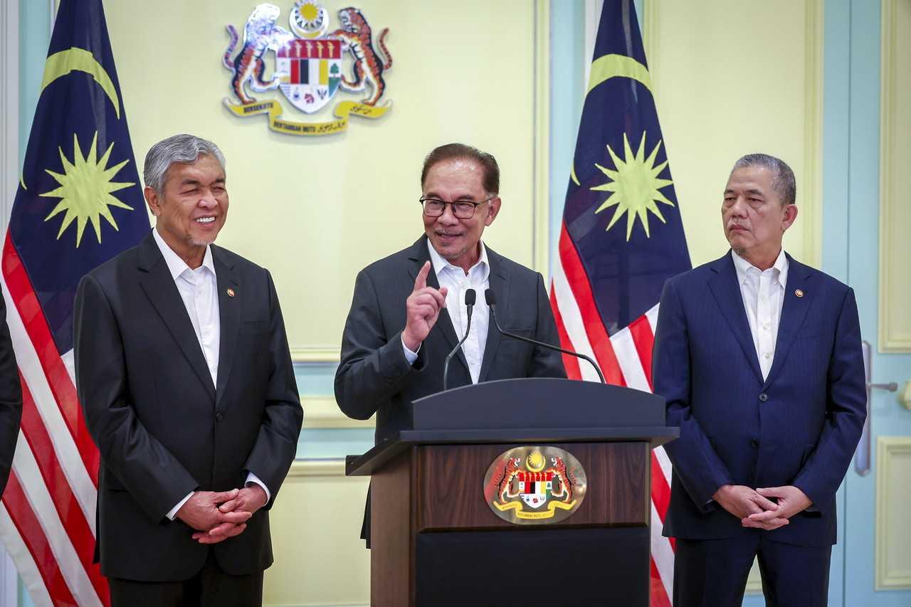 Perdana Menteri Anwar Ibrahim diiringi timbalan-timbalannya, Ahmad zahid Hamidi (kiri) dan Fadillah Yusof. Gambar: Bernama