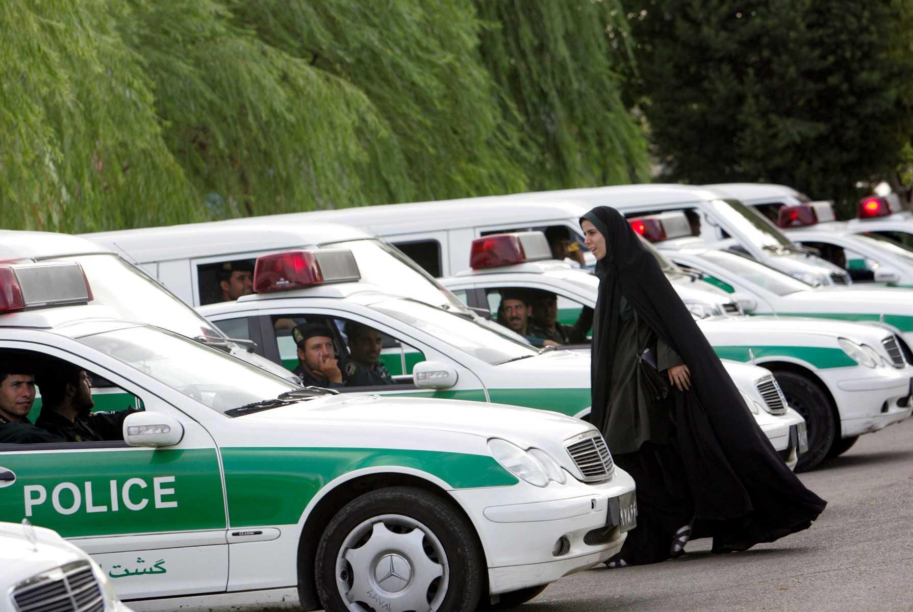 In this file photo taken on July 23, 2007, an Iranian policewoman walks between police vehicles, preparing to start a crackdown to enforce Islamic dress code in the capital Tehran. Photo: AFP