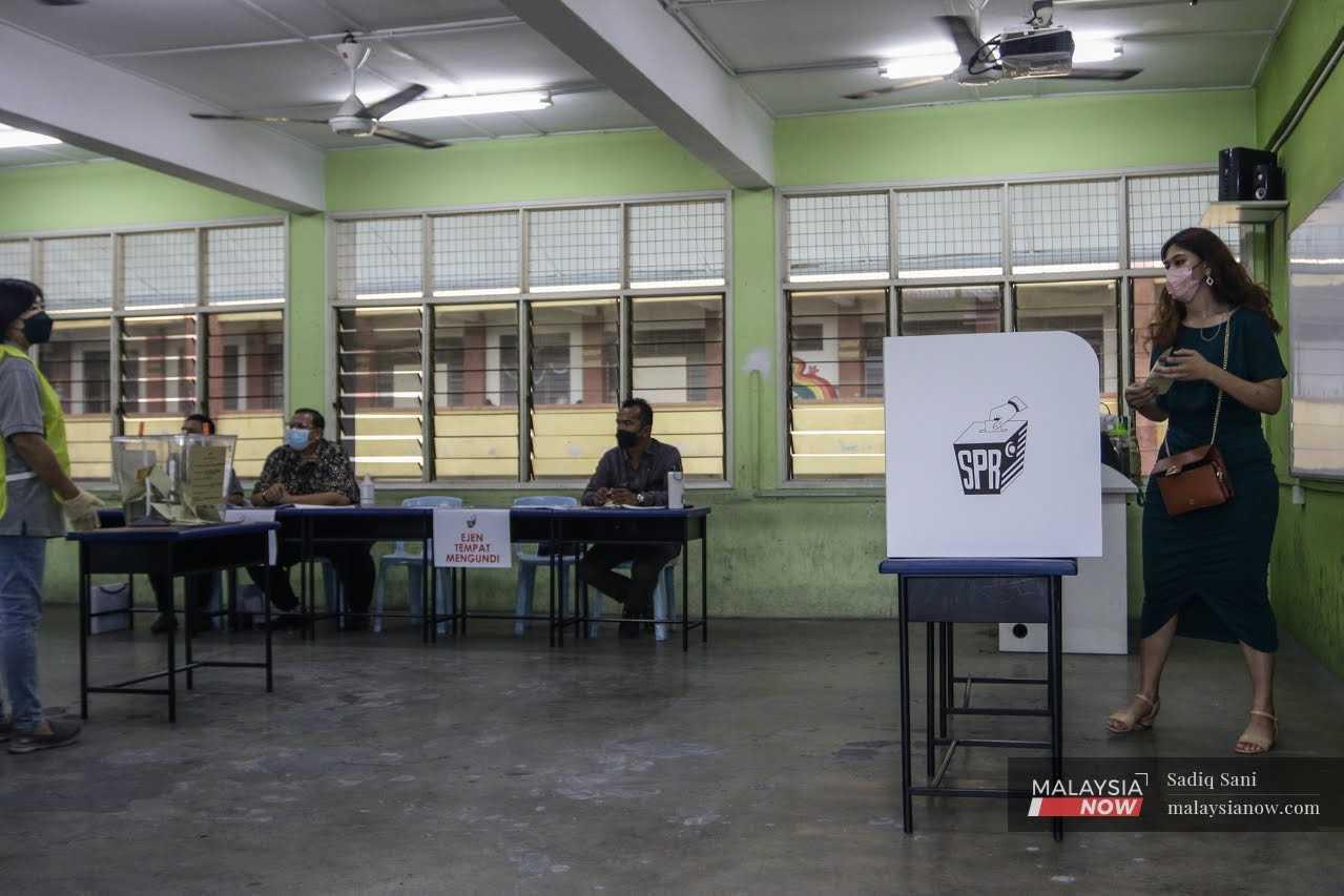 A woman casts her ballot at the recent general election on Nov 19. 
