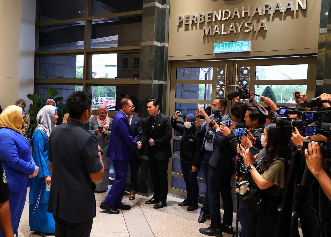 Perdana Menteri Anwar Ibrahim yang juga merangkap menteri kewangan tidak disambut Ketua Setiausaha Perbendaharaan Asri Hamidin di Putrajaya pagi tadi. Gambar: Bernama