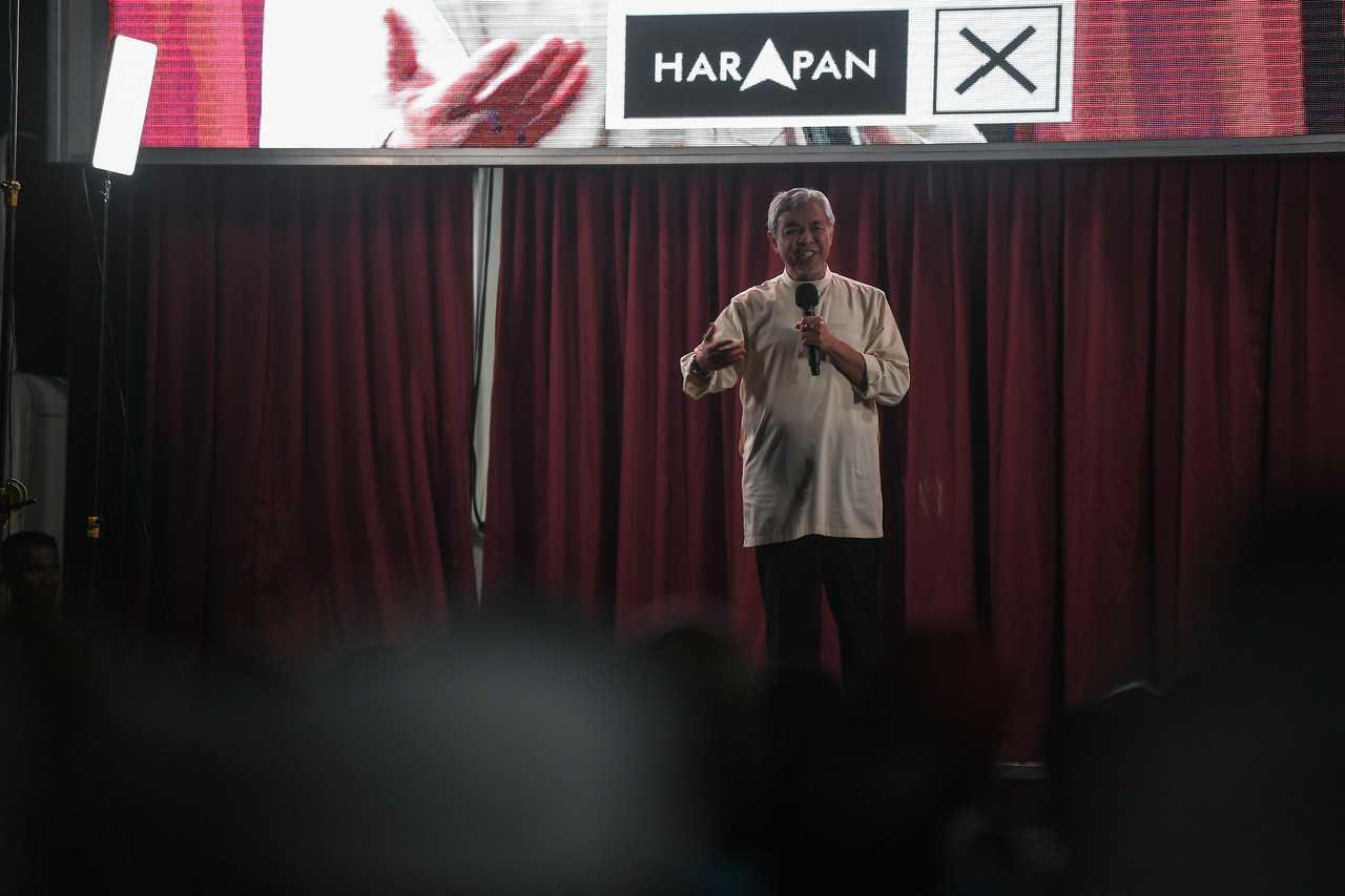 Bekas Timbalan Perdana Menteri Ahmad Zahid Hamidi berucap dalam kempen pilihan Pakatan Harapan di Padang Serai di Kulim malam tadi. Gambar: Bernama