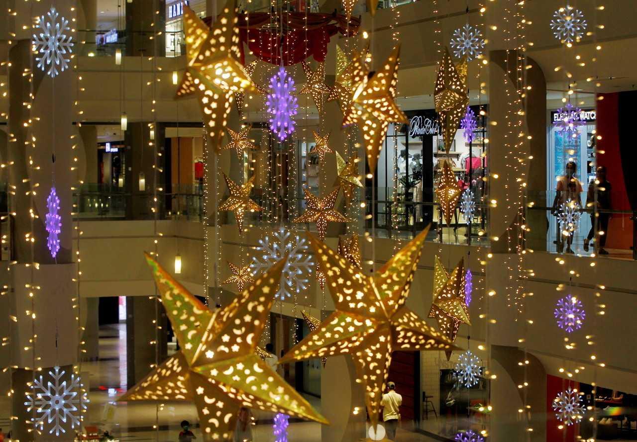 Shoppers enjoy the decorations at the Ipoh Parade shopping centre ahead of Christmas Day. Photo: Bernama