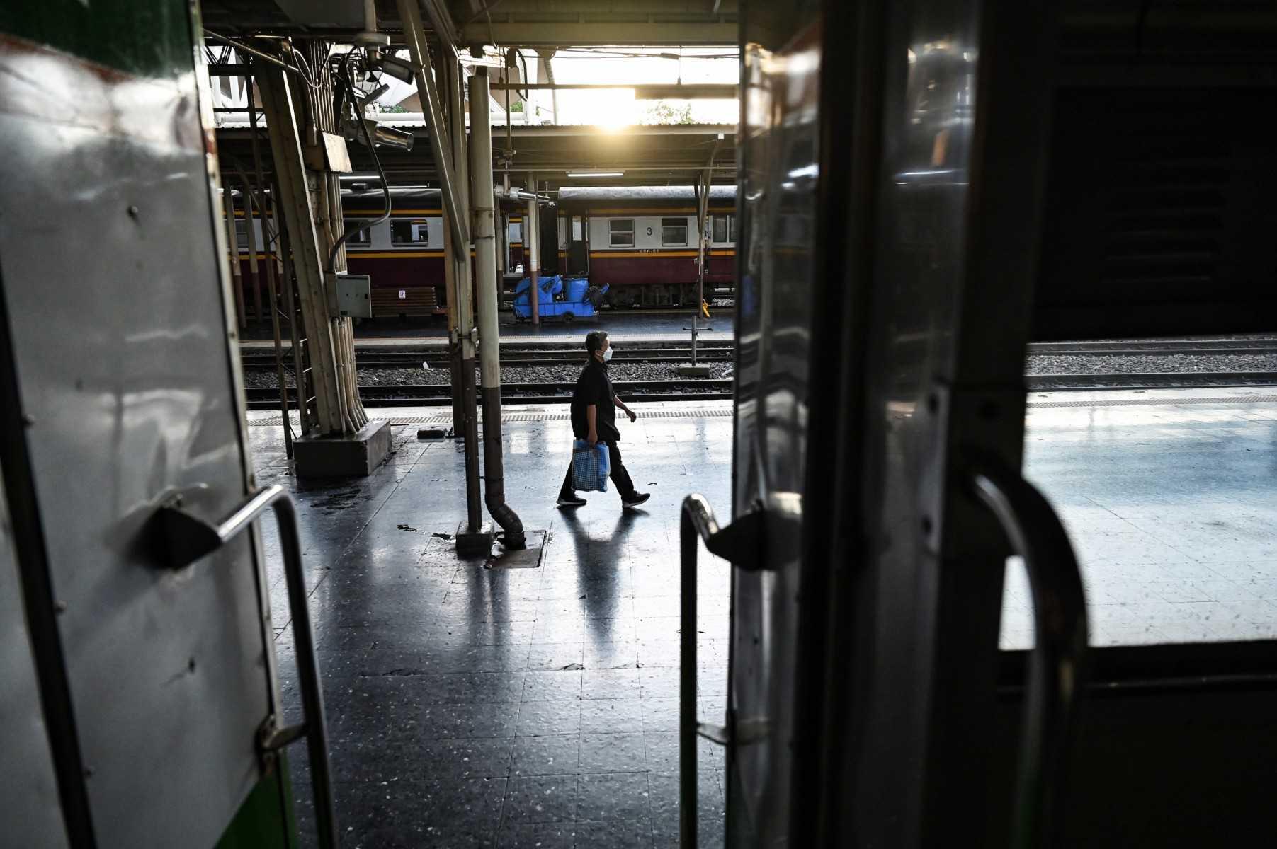 Seorang lelaki berjalan di platform Stesen Kereta Api Bangkok, Thailand atau lebih dikenali sebagai Hua Lamphong. Gambar: AFP