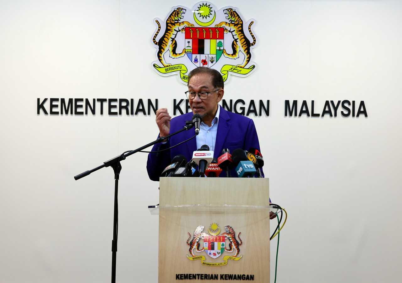 Perdana Menteri Anwar Ibrahim yang juga menteri kewangan berucap pada sidang media di Putrajaya hari ini. Gambar: Bernama