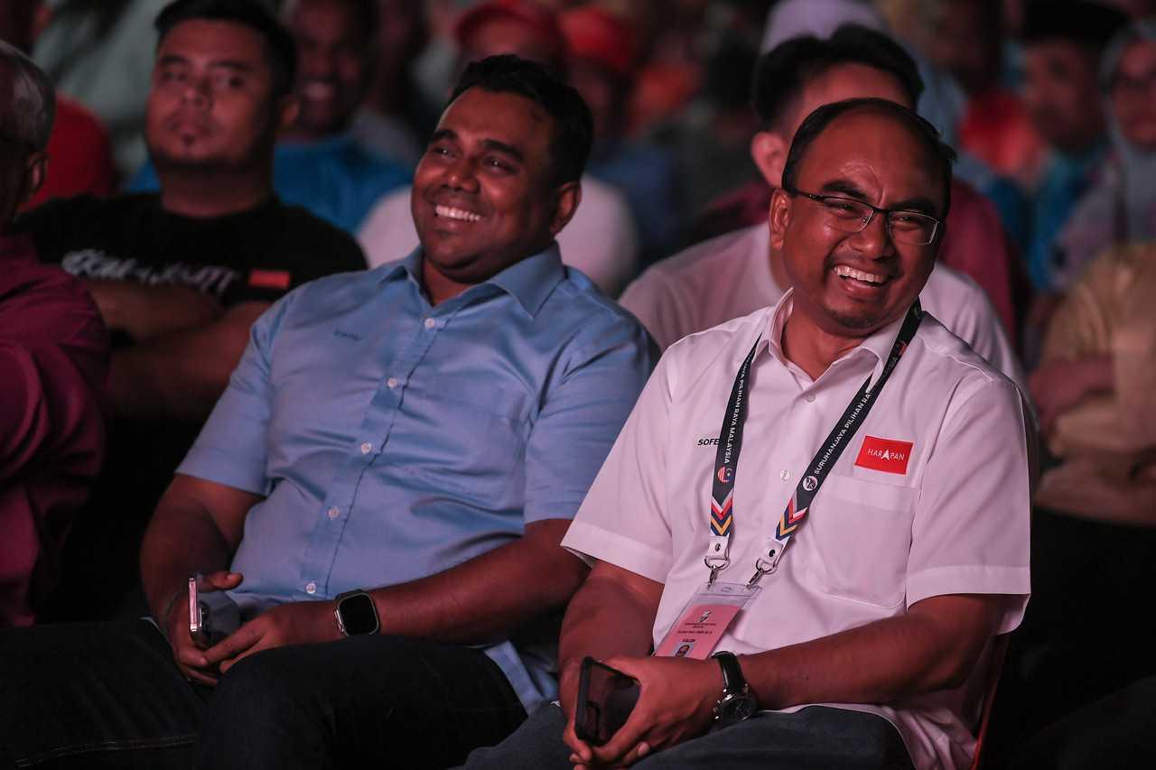 Pakatan Harapan candidate Mohamad Sofee Razak (right) smiles alongside Barisan Nasional's C Sivaraj at a campaign event in Kulim last night. Photo: Bernama