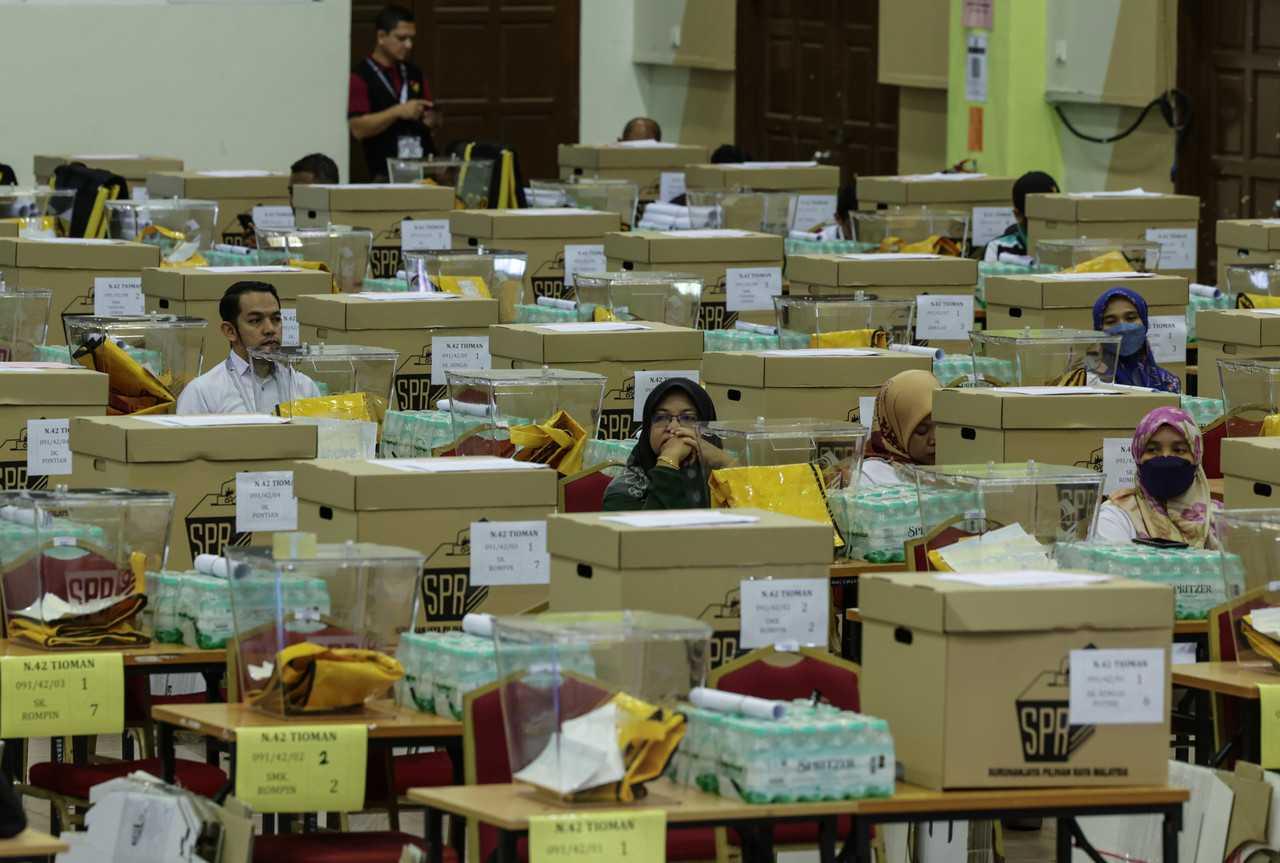 Petugas Suruhanjaya Pilihan Raya mendengar taklimat sebelum hari pengundian di Tioman, Pahang hari ini. Gambar: Bernama
