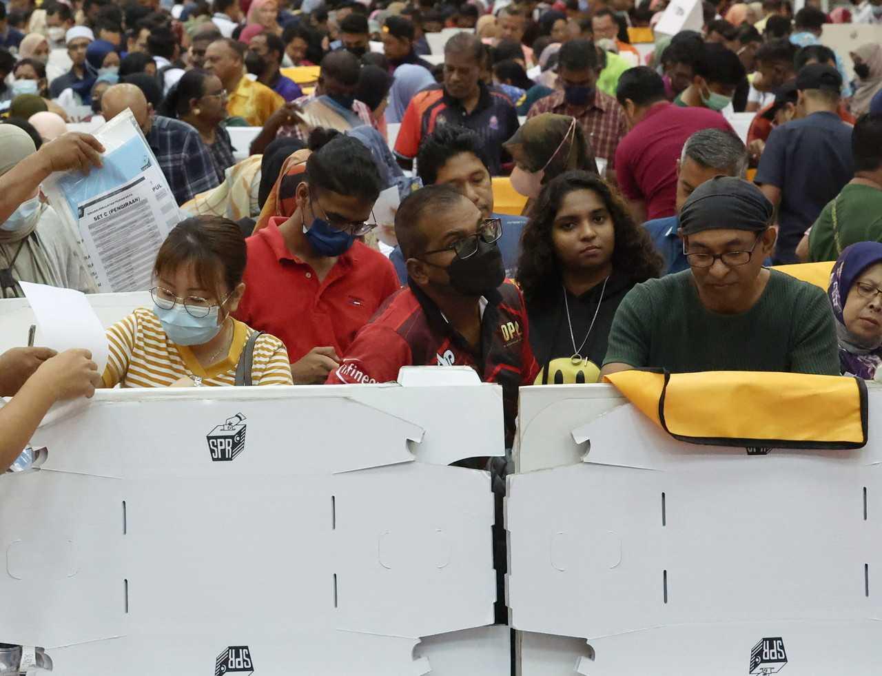 Petugas Suruhanjaya Pilihan Raya membuat persiapan akhir sehari di Dewan Kompleks Sukan Kulim Hi-Tech sebelum pengundian di Padang Serai, Kedah. Gambar: Bernama