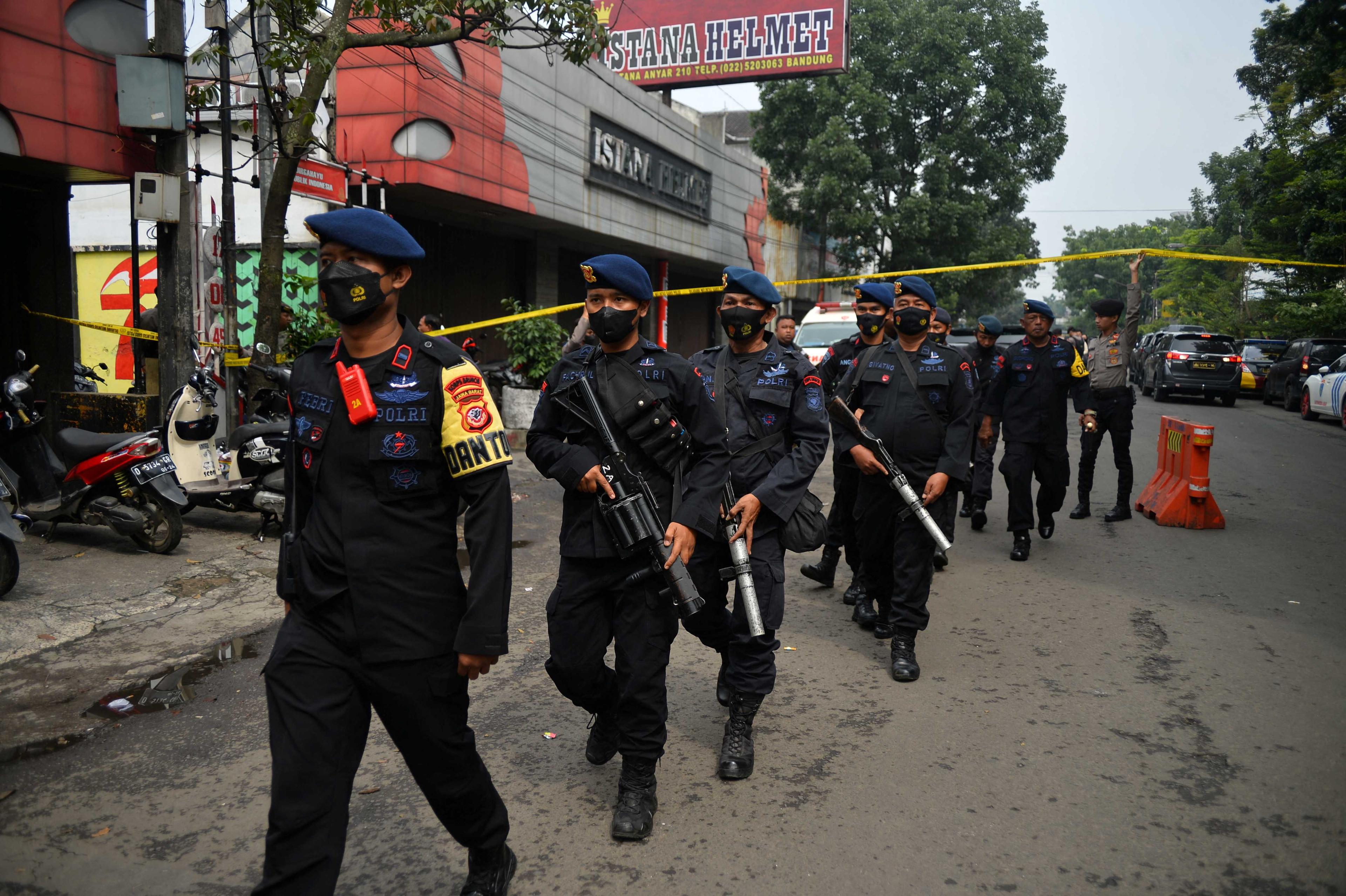 Pegawai polis berkawal di sekitar kawasan kejadian letupan di Bandung, Jawa Barat, Indonesia. Gambar: Reuters