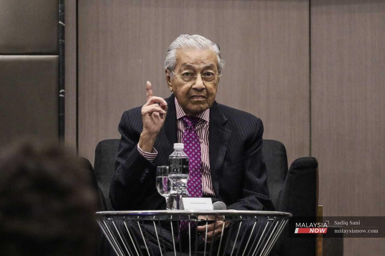 Bekas perdana menteri Mahathir Mohamad pada majlis pelancaran buku The 40 Years of Look East Policy oleh Akiko Kato di Hotel Pullman, Kuala Lumpur hari ini.