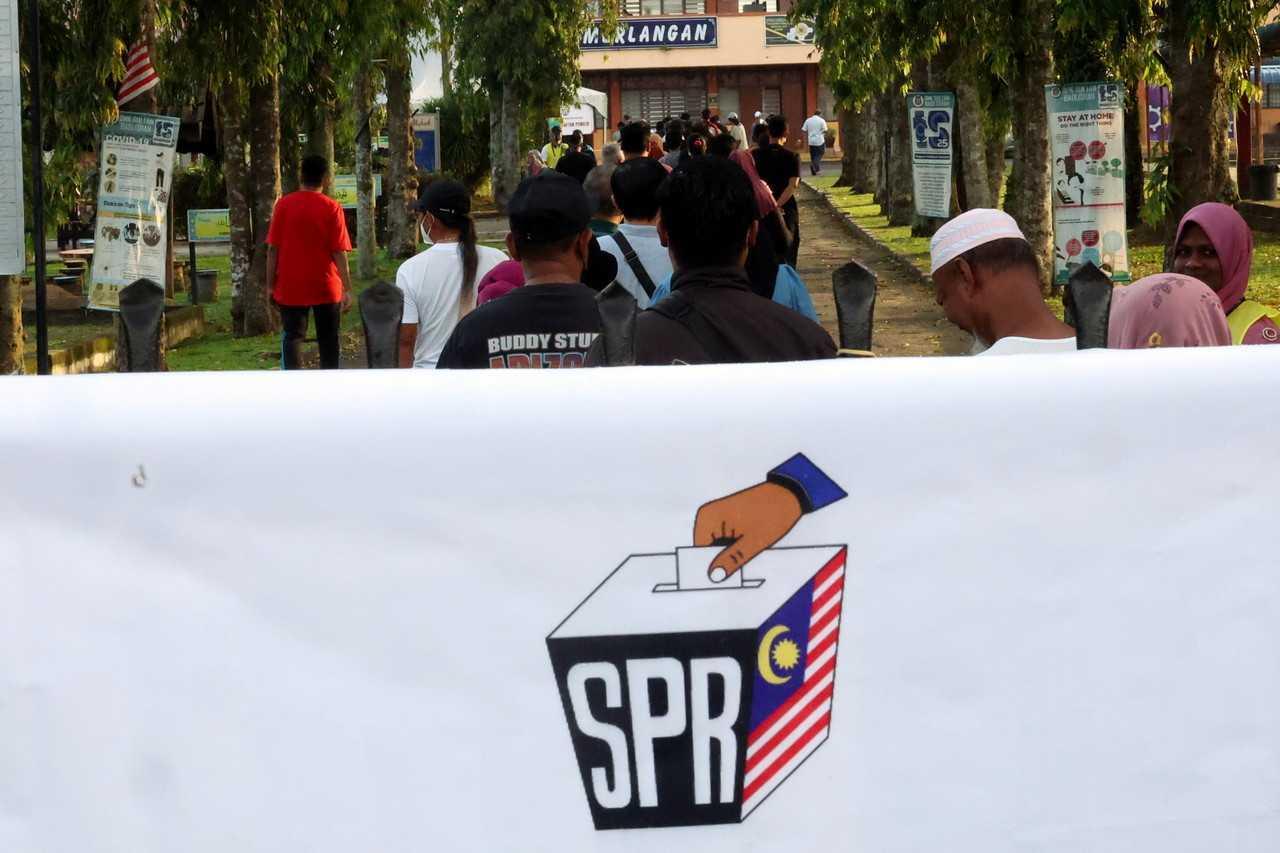 Pengundi menunggu giliran untuk membuang undi di Kulim bagi pilihan raya kerusi Parlimen Padang Serai semalam. Gambar: Bernama