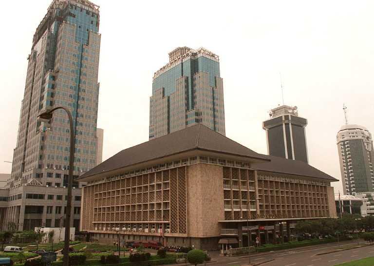 A twin tower structure in the background dwarfs the old edifice of the Bank of Indonesia located in central Jakarta. Photo: AFP