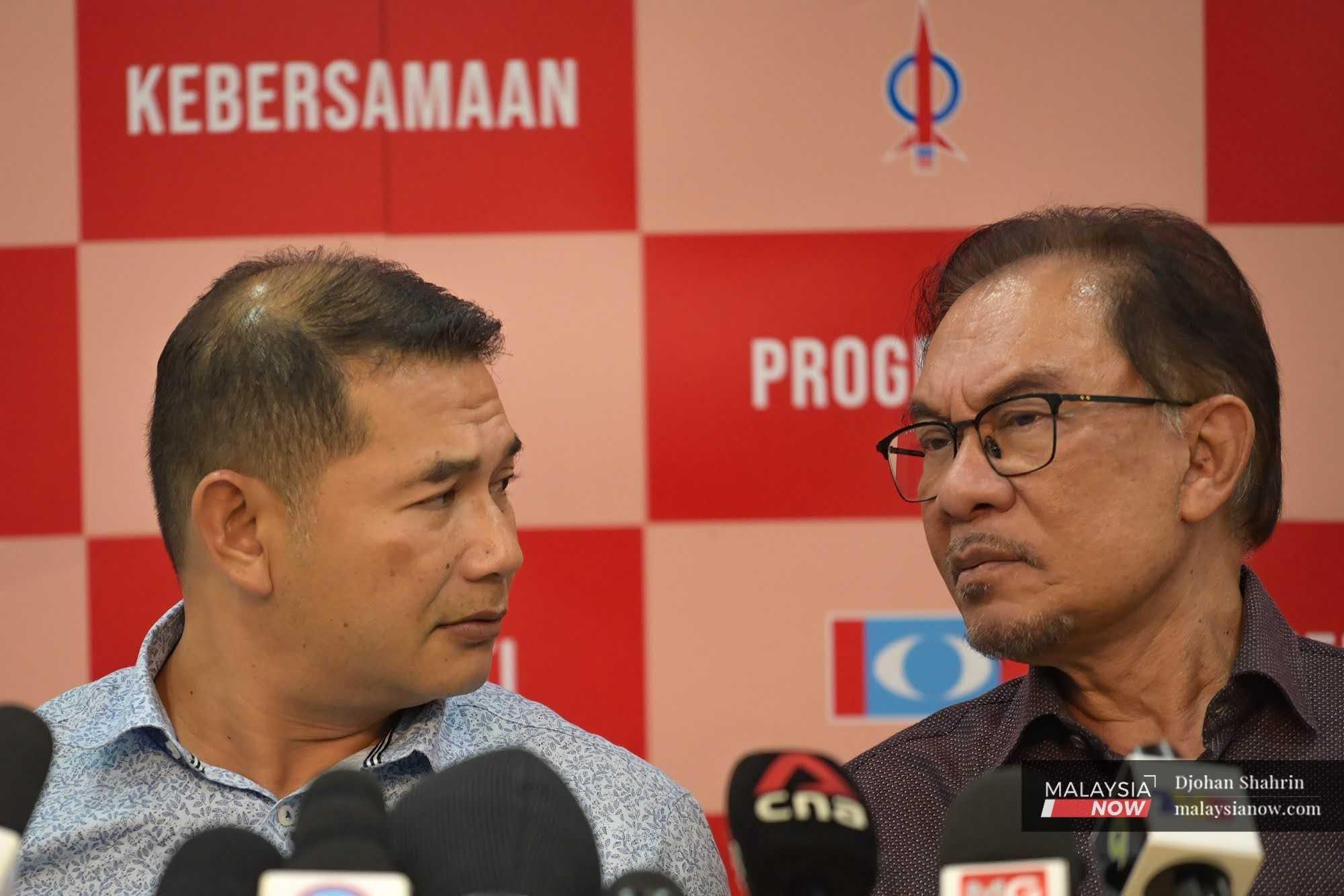 Presiden PKR Anwar Ibrahim dan Timbalan Presiden Rafizi Ramli pada sidang media menjelang PRU15 pada 26 Oktober.