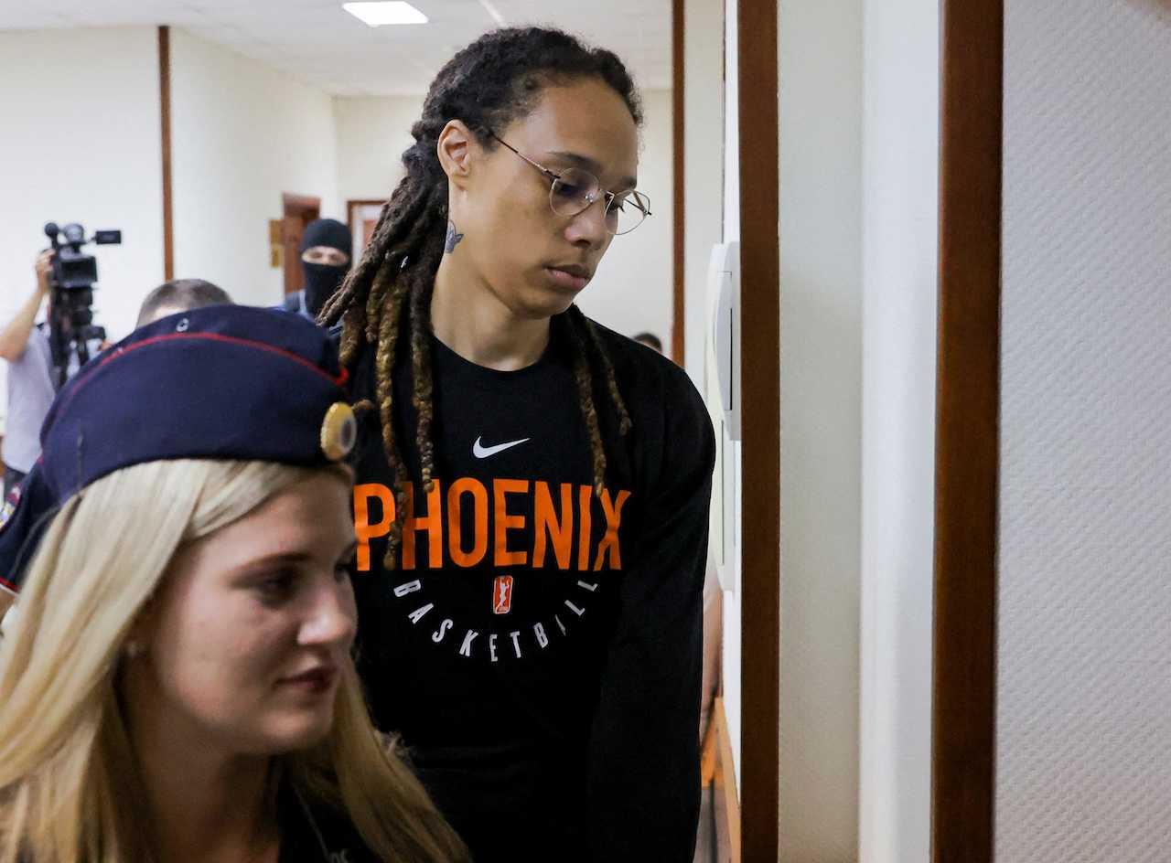 US basketball player Brittney Griner, who was detained at Moscow's Sheremetyevo airport and later charged with the illegal possession of cannabis, is escorted before a court hearing in Khimki outside Moscow, Russia, July 27. Photo: Reuters
