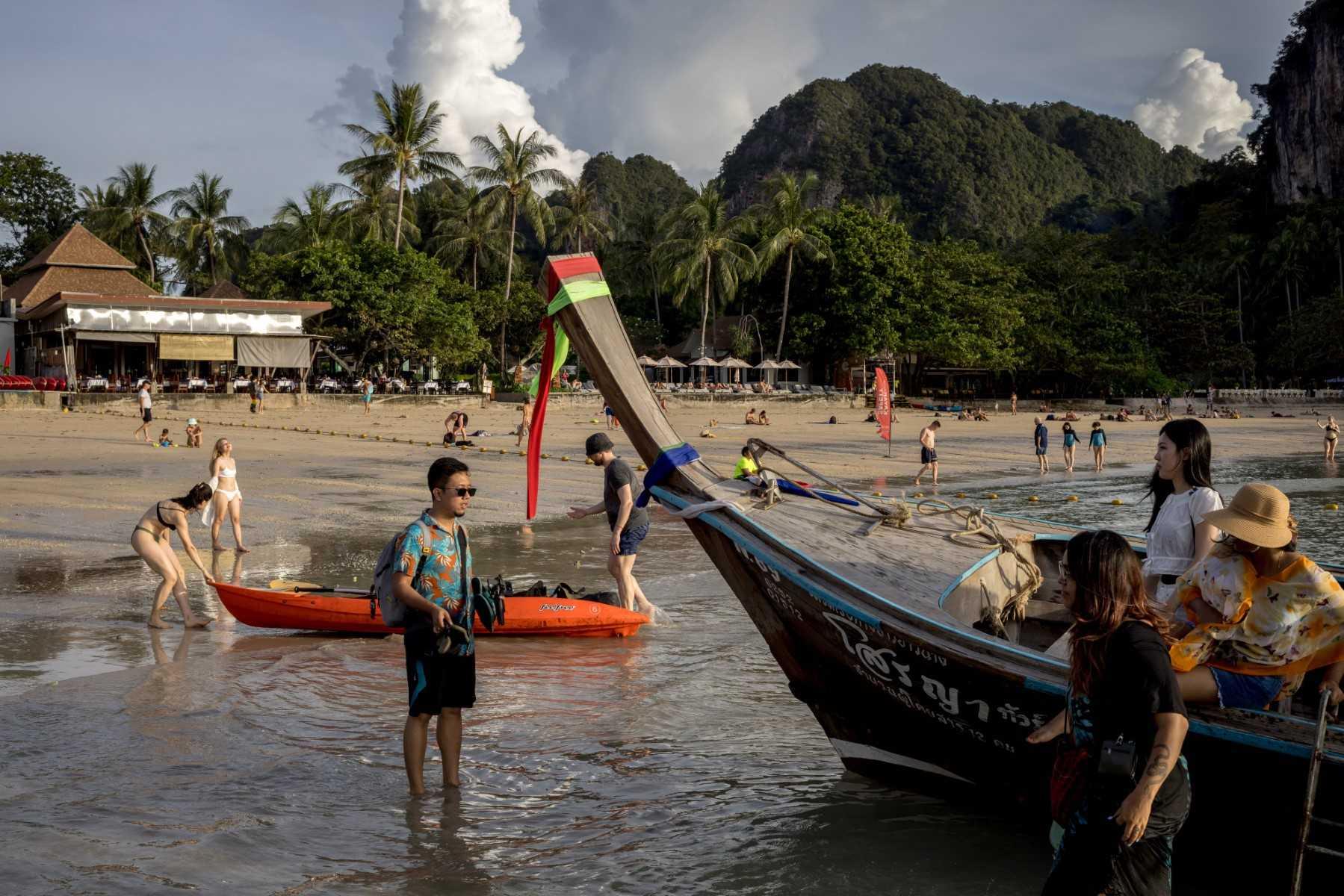 Pelancong melakukan pelbagai aktiviti yang ditawarkan di Pantai Krabi, Thailand. Gambar: AFP