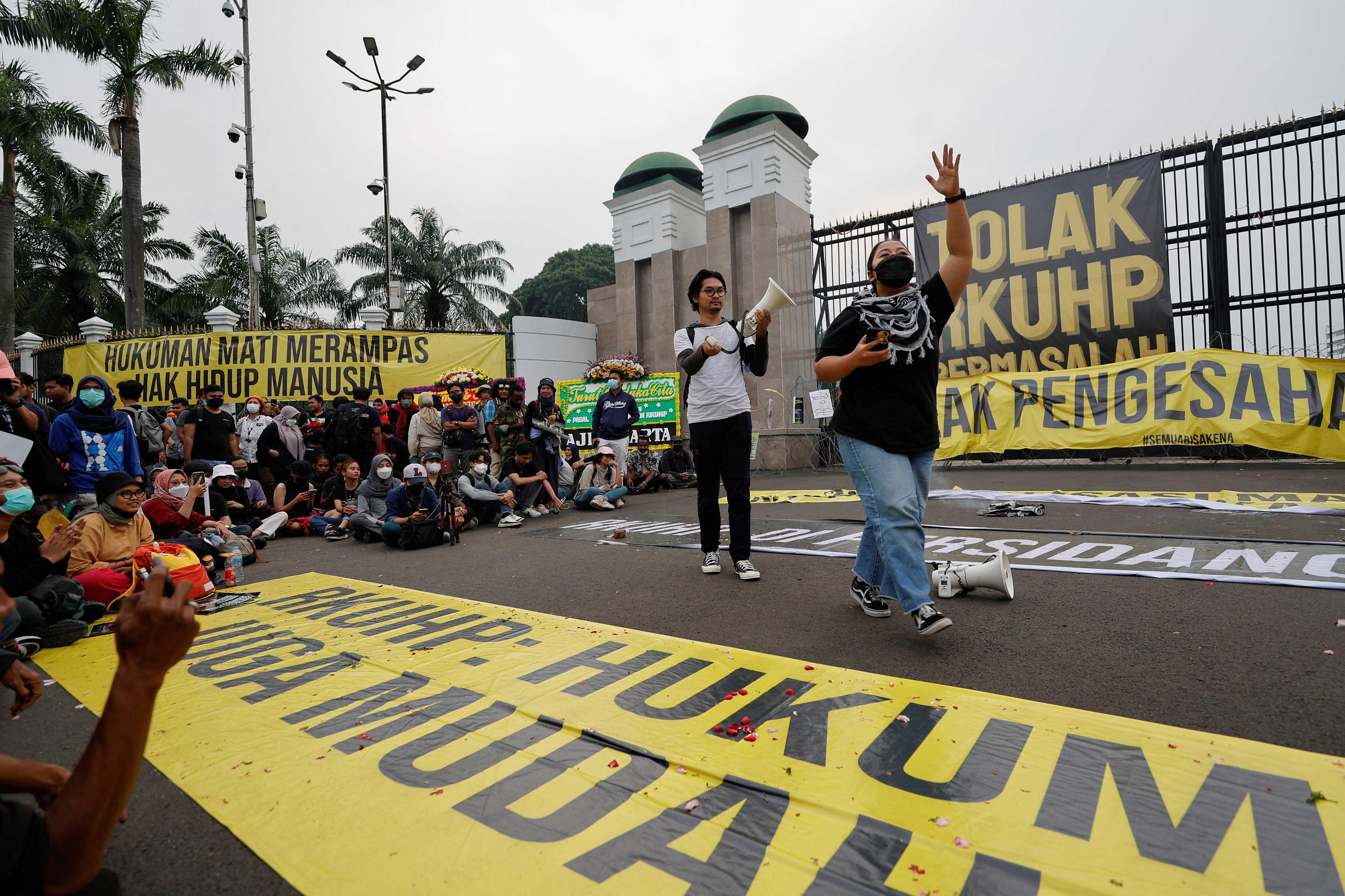 An activist shouts slogans during a protest outside the Indonesian Parliament buildings in Jakarta, Indonesia, Dec 5. Photo: Reuters
