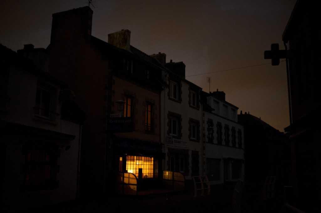 This picture shows a bar lit with candles in Le Guilvinec, western France, during a blackout on Feb 14, 2014. Photo: AFP 