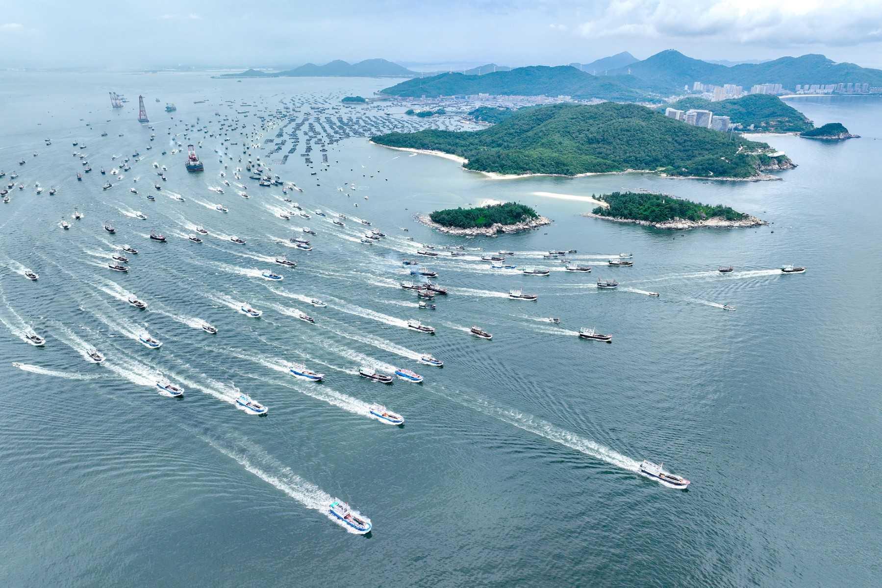 This aerial photo taken on Aug 16, shows fishing boats heading out to sea on the first day of the fishing season in Yangjiang, in China's southern Guangdong province. Photo: AFP