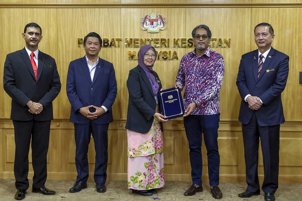 Dr Zaliha Mustafa (centre) takes over as health minister from Khairy Jamaluddin (second right) during a handover ceremony also attended by health director-general Dr Noor Hisham Abdullah (far right) in Putrajaya on Dec 12. Photo: Bernama