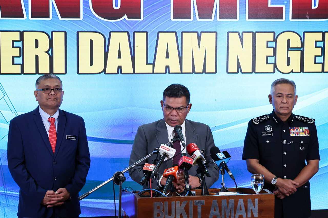 Menteri Dalam negeri Saifuddin Nasution (tengah) bercakap pada sidang media di ibu pejabar Polis Bukit Aman sambil diiringi timbalan menteri Shamsul Anuar Nasarah (kiri) dan Ketua Polis Negara Acryl Sani Abdullah Sani. Gambar: Bernama