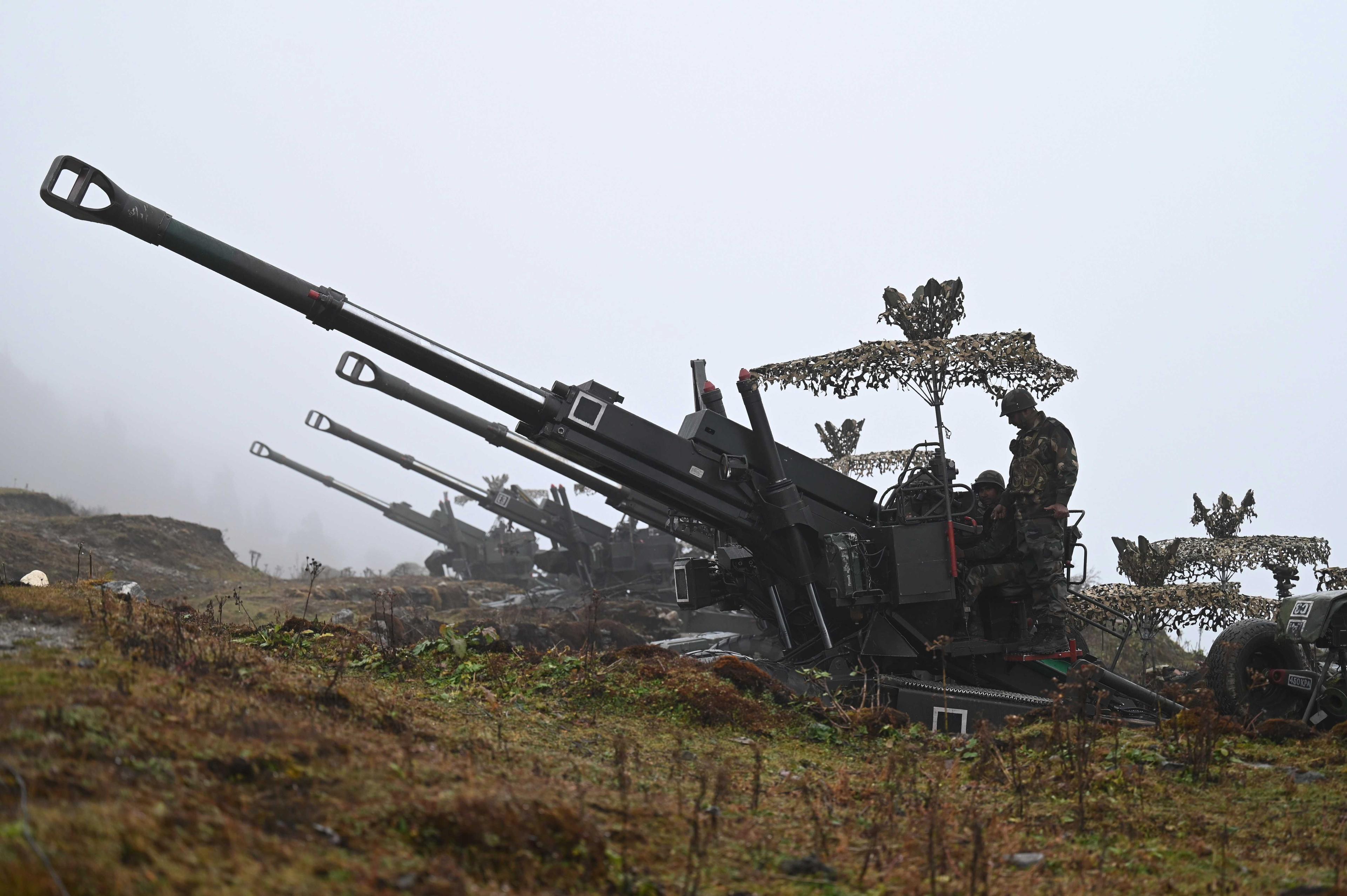 Indian Army soldiers are pictured on a Bofors gun positioned at Penga Teng Tso ahead of Tawang, near the Line of Actual Control, neighbouring China, in India's Arunachal Pradesh state on Oct 20, 2021. Photo: AFP