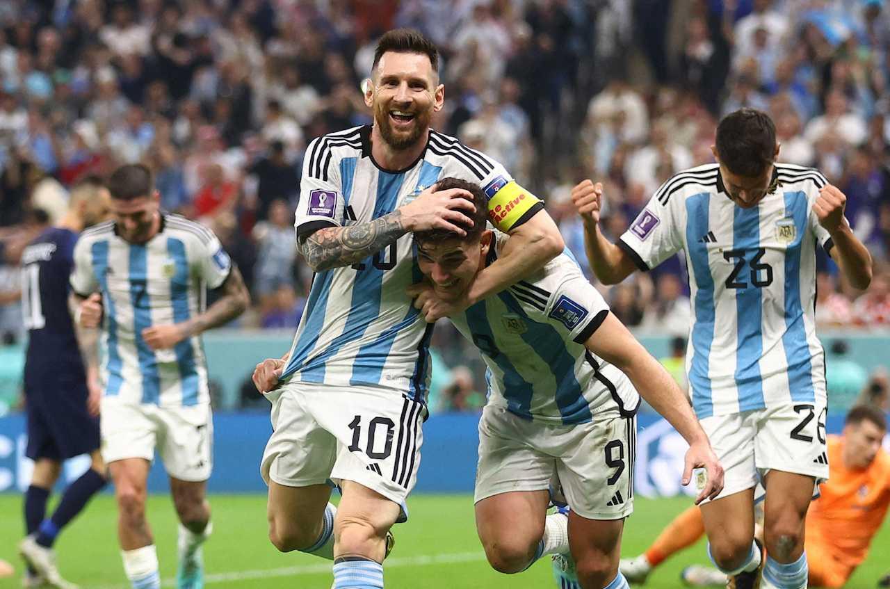 Pemain Argentina Julian Alvarez meraikan gol kedua bersama ketua pasukan Argentina Lionel Messi pada perlawanan menentang Croatia. Gambar: Reuters