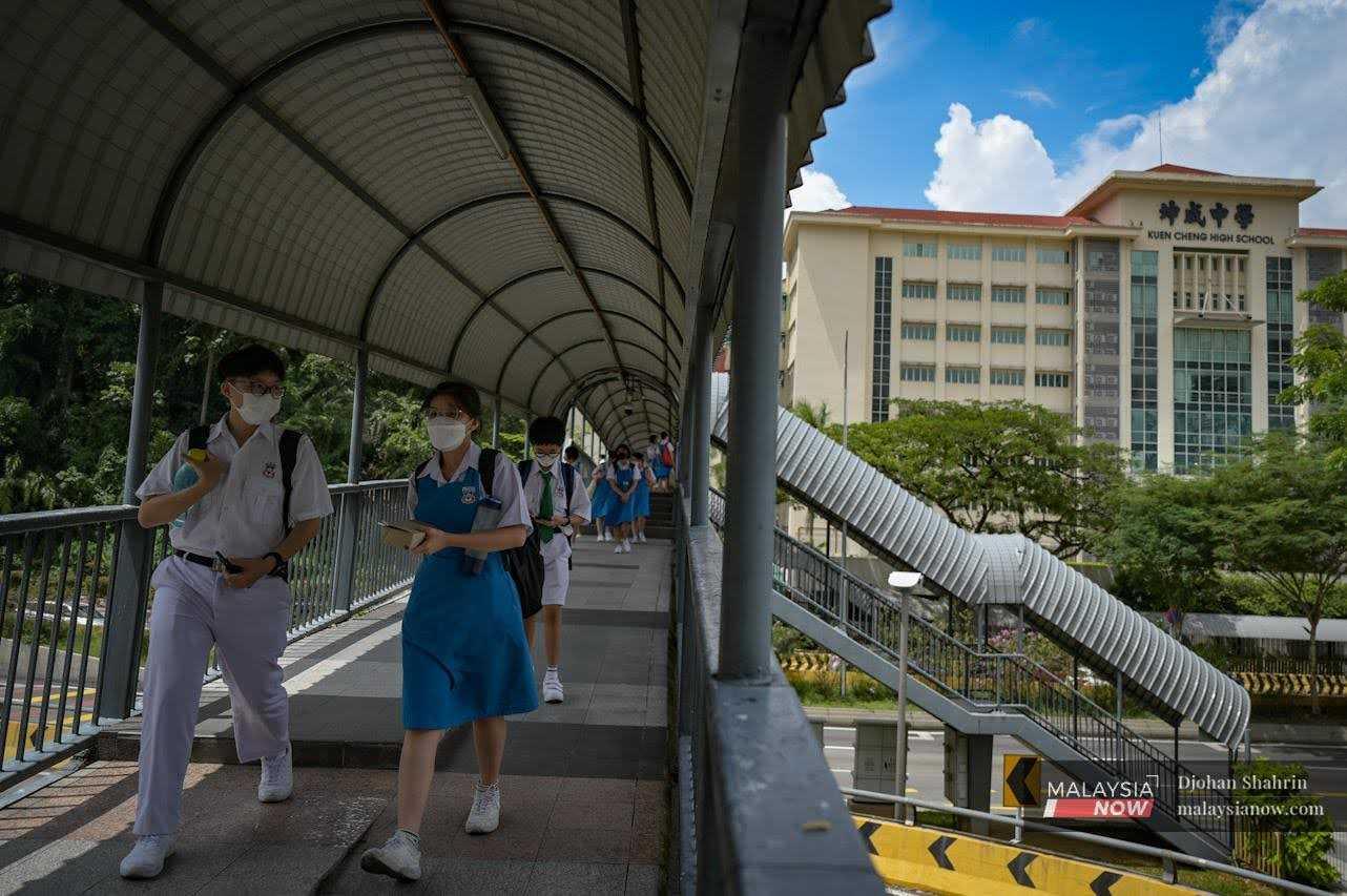 Chinese school students cross a flyover after classes end for the day at Jalan Syed Putra in Kuala Lumpur in this file picture. 

