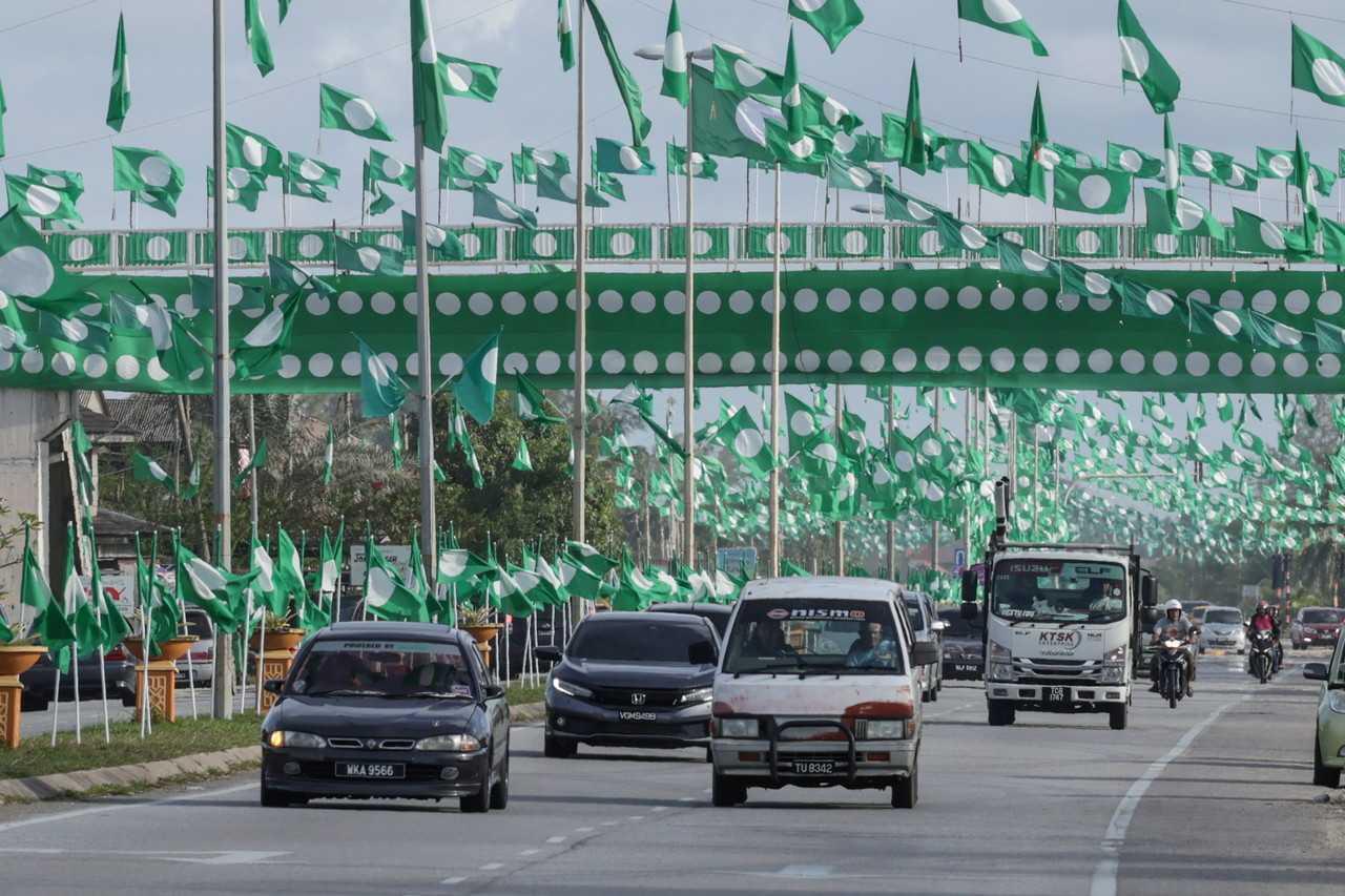 Kibaran bendera PAS di jalan raya sekitar Rusila, Terengganu sempena Pilihan Raya Umum ke-15. Gambar: Bernama
