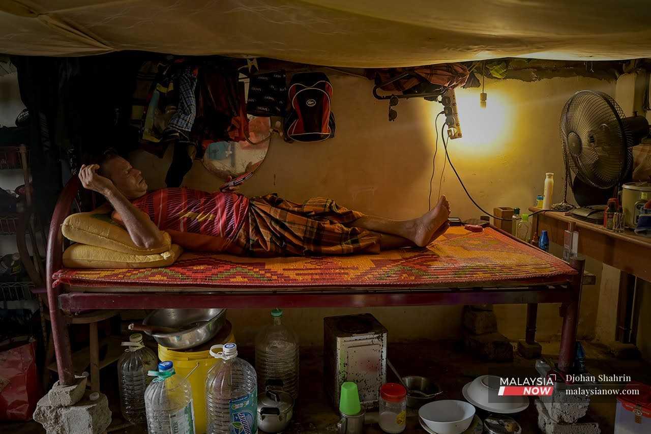In the evening, after the meal is over, they return to their beds to rest. Some call their families back home while others watch movies on their phones. Work will begin again at 3am the next day. 