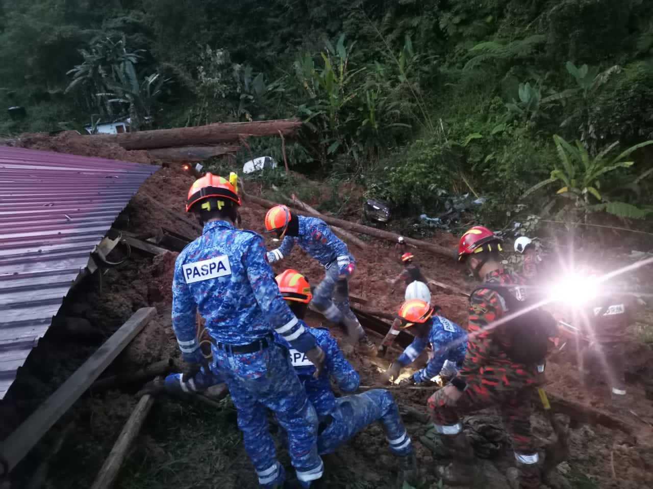 Anggota penyelamat sedang berusaha mengeluarkan mangsa yang terperangkap dalam kejadian tanah runtuh di Genting Highlands. Gambar: Twitter Nadma