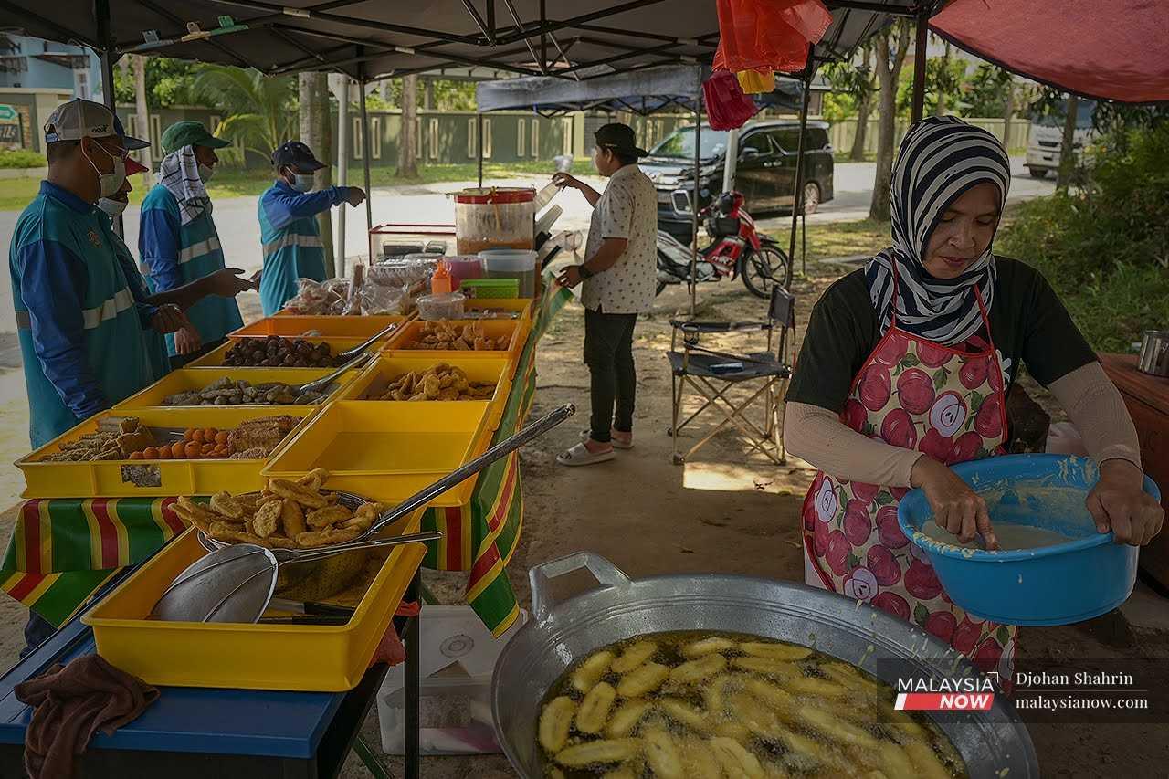 At mid-morning, they stop by a roadside stall to buy some kuih and drinks for breakfast before continuing their trip to the landfill where garbage is disposed of. 
