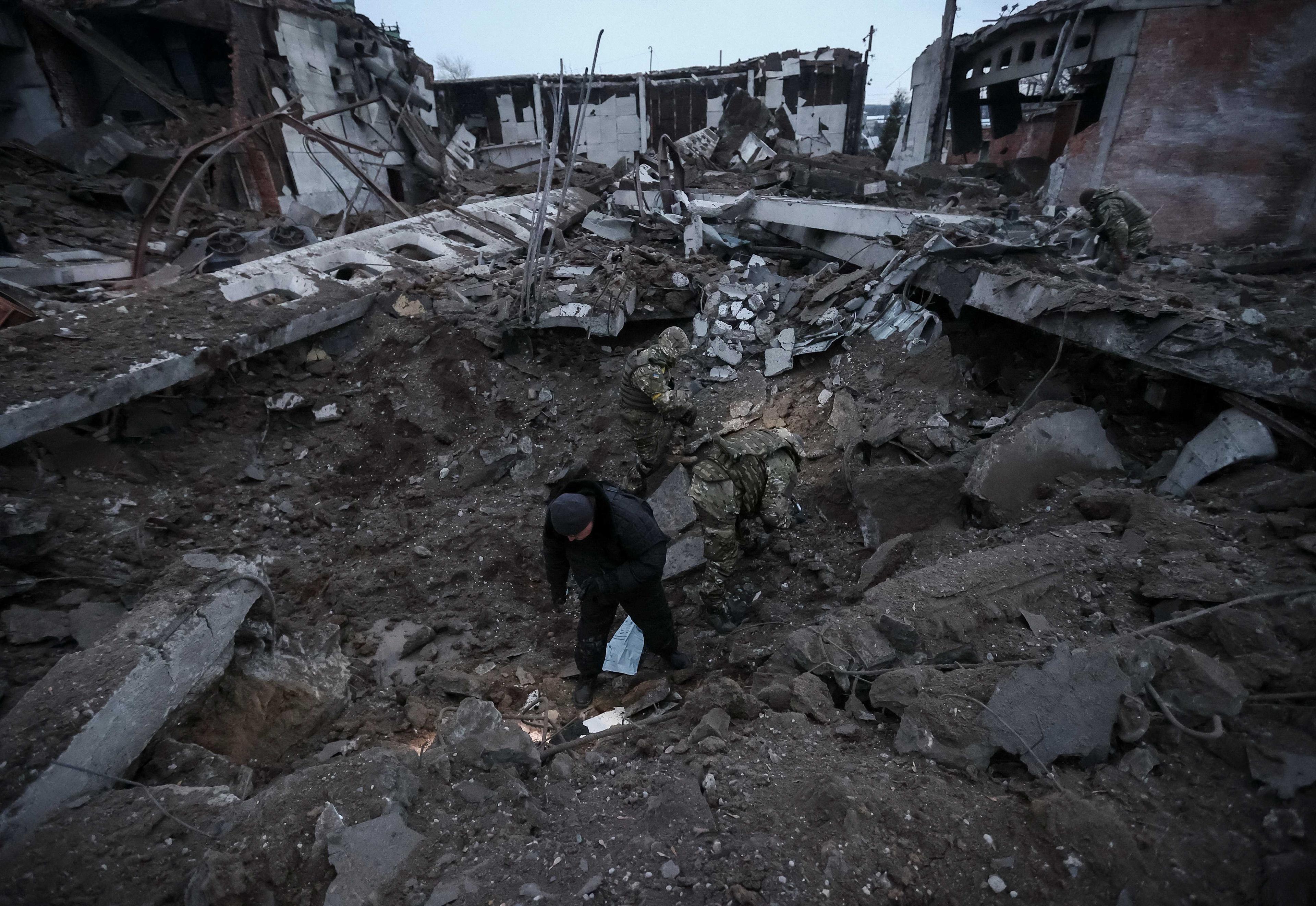 Polis memeriksa kerosakan di kawasan perindustrian yang musnah akibat serangan peluru berpandu Rusia, di Kharkiv, Ukraine pada 15 Disember. Gambar: Reuters